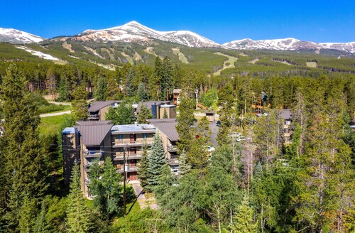 < 1 Mi to Peak 8: Ski Condo in Breck w/ Mtn Views