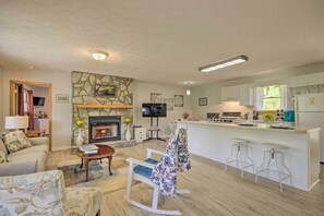 Fireplace - Maggie Valley House w/ Mtn Views - 1 Mi to DT (Maggie Valley)