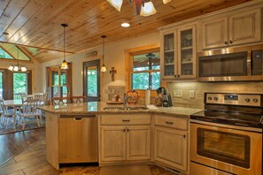 House (3 Bedrooms) | Private kitchen | Microwave, oven, stovetop, dishwasher - Breathtaking Murphy Cabin w/ Deck & Mountain Views (Murphy)