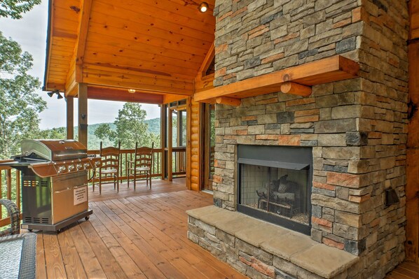 Terrace/patio - Breathtaking Murphy Cabin w/ Deck & Mountain Views (Murphy)