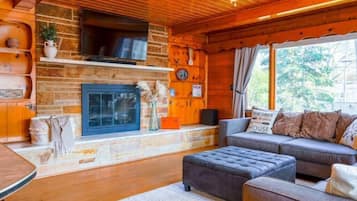 Smart-tv, een open haard, videospelletjes en een tafeltennistafel