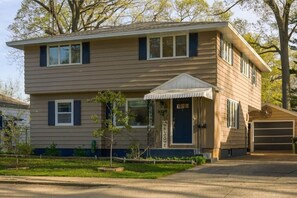 Exterior - Harding Lakeside Getaway| 8 bedroom sleeps 16! (Muskegon)