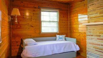 8 bedrooms, travel cot, WiFi