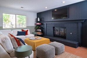 Smart-TV, Kamin, Bücher