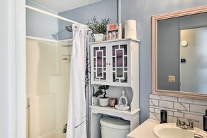 House (3 Bedrooms) | Interior - Waterfront Home w/ Boat Dock & Large Porch! (Georgetown)