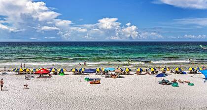 Tropical Studio: 1/4 Mi to Public Beach Access!