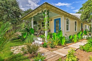 Interior - Tropical Studio: 1/4 Mi to Public Beach Access! (Santa Rosa Beach)