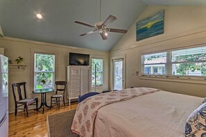 Apartment (0 Bedroom) | Interior - Tropical Studio: 1/4 Mi to Public Beach Access! (Santa Rosa Beach)