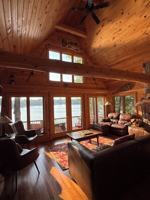 Älytelevisio, takka, kirjoja