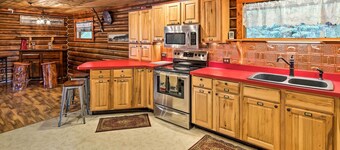 'lodge 88' - Steps to Weiner Lake w/ Dock & Boat!