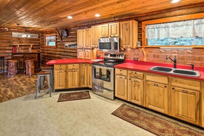 'lodge 88' - Steps to Weiner Lake w/ Dock & Boat!