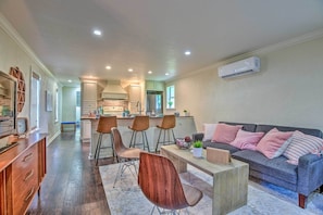 Interior - 16 Mi to Disney: Cottage w/ Deck in Winter Garden (Winter Garden)