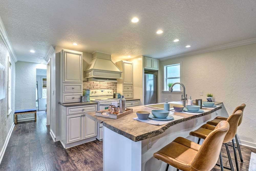 16 Mi to Disney: Cottage w/ Deck in Winter Garden - Windermere, FL