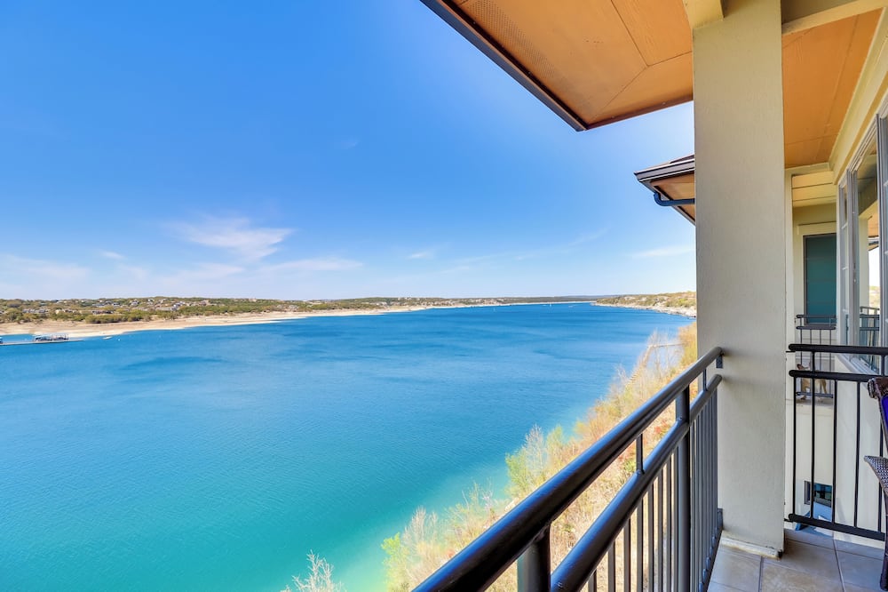Top-floor Lake-view Condo w/ Boat Dock Access - Hudson Bend, TX