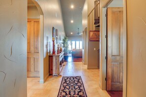 Apartment (3 Bedrooms) | Interior - Top-floor Lake-view Condo w/ Boat Dock Access (Lakeway)