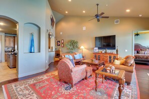 Apartment (3 Bedrooms) | Interior - Top-floor Lake-view Condo w/ Boat Dock Access (Lakeway)