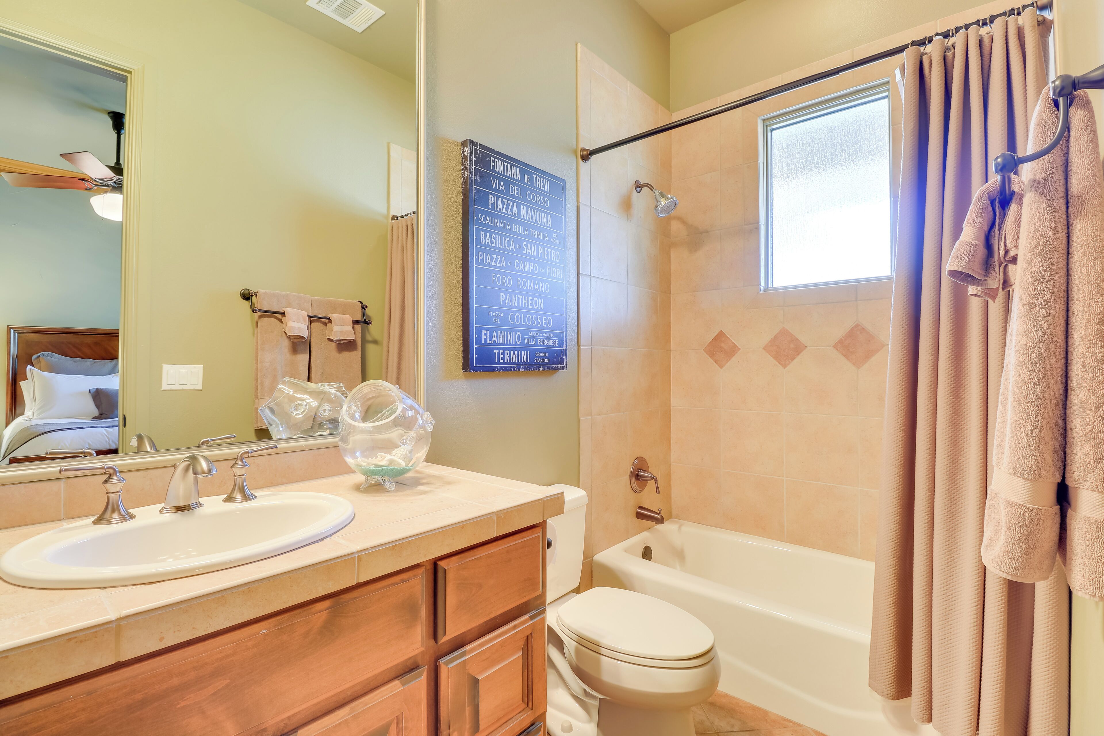 Une salle de bain avec un lavabo, des toilettes et une baignoire.