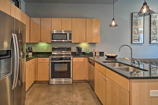 Urban Escape In Sola W/ Private Patio! - Sunset Valley, TX
