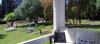 Comfortable chalet in a superb garden 5 minutes from the beach.