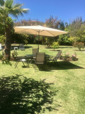Outdoor dining - Comfortable chalet in a superb garden 5 minutes from the beach. (Estepona)