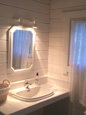 Bathtub, hair dryer, bidet, towels - Comfortable chalet in a superb garden 5 minutes from the beach. (Estepona)