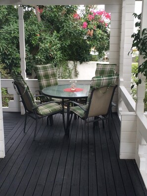 Outdoor dining - Comfortable chalet in a superb garden 5 minutes from the beach. (Estepona)