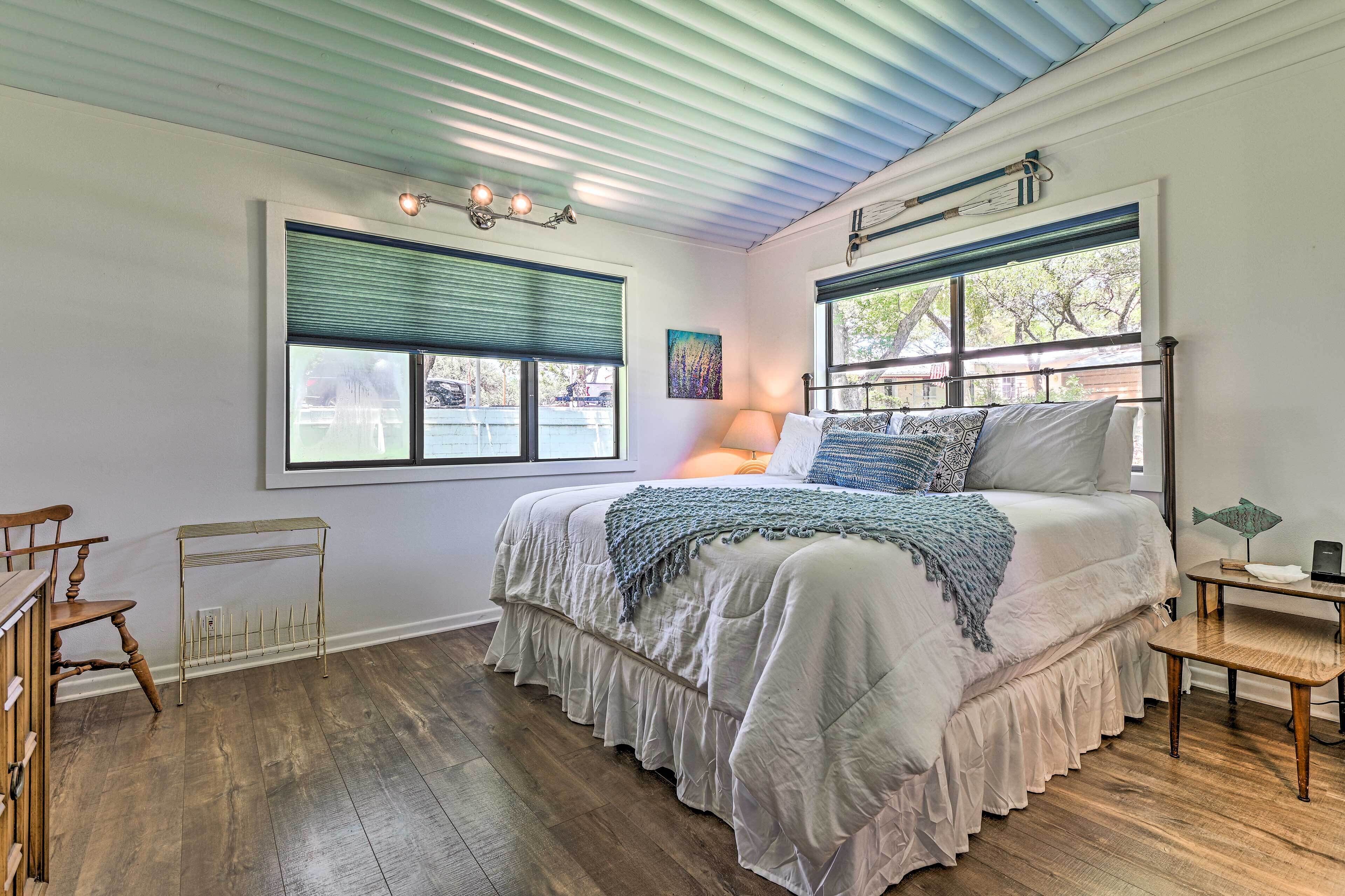 3 bedrooms, desk, laptop workspace, bed sheets