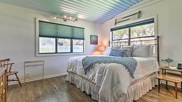 3 bedrooms, desk, laptop workspace, bed sheets
