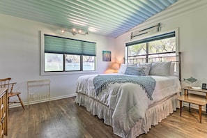 3 bedrooms, desk, laptop workspace, bed sheets - Lakefront Brownwood Home w/ Private Boat Dock (Brownwood)
