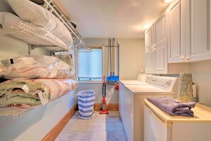 Apartment (2 Bedrooms) | Interior - Riverfront Apt w/ Kayak Launch in Dunnellon (Dunnellon)