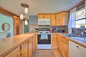 Apartment (2 Bedrooms) | Interior - Riverfront Apt w/ Kayak Launch in Dunnellon (Dunnellon)