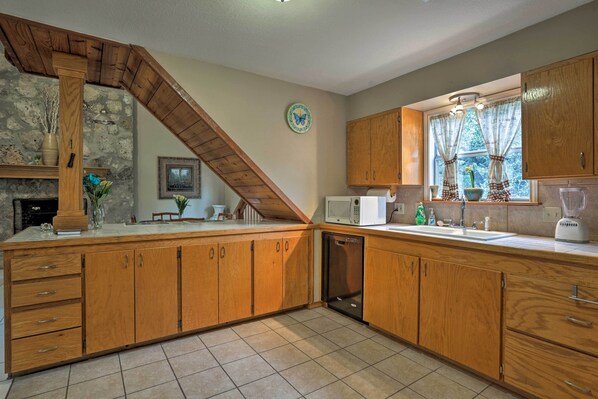 House (3 Bedrooms) | Interior - Dripping Springs Home w/ Deck, Near Wedding Venue (Dripping Springs)