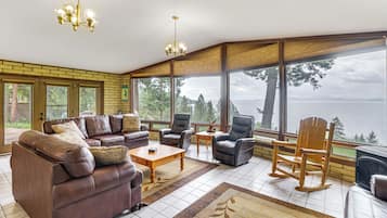 Casa (4 Bedrooms) | Área de sala de estar | Televisión, chimenea y reproductor de DVD