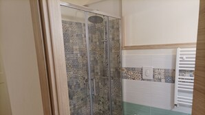 独特客房, 1 张大床 | 浴室 | 免费洗浴用品、吹风机、浴袍、坐浴桶