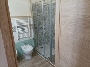 Chambre exclusive | Salle de bain | Articles de toilette (gratuits), séchoir à cheveux, peignoirs