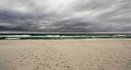 Convenient PCB Condo w/ Pool Access: Walk to Beach