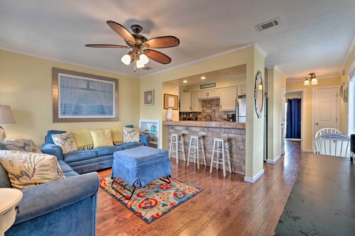 Convenient PCB Condo w/ Pool Access: Walk to Beach