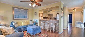 Convenient PCB Condo w/ Pool Access: Walk to Beach