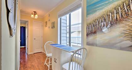 Convenient PCB Condo w/ Pool Access: Walk to Beach