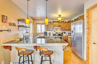 Silverthorne Ski Base w/ Mtn Views: Walk to Trails