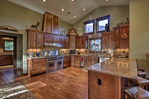 House (5 Bedrooms) | Interior