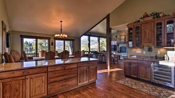 House (5 Bedrooms) | Interior