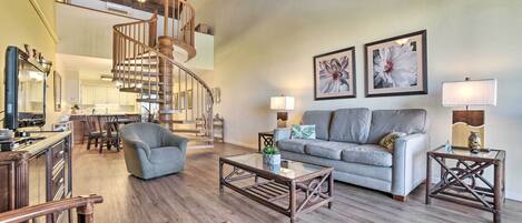 Apartamento (2 Bedrooms) | Zona de estar | Una televisión, un reproductor de DVD