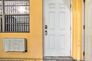 Apartment (0 Bedroom) | Interior - Pet-friendly Hollywood Oasis, Walk to Beach! (Hollywood)