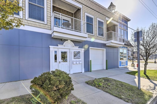 Dtwn Ludington Condo: Balcony, Walk To Beach!