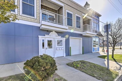 Dtwn Ludington Condo: Balcony, Walk To Beach!