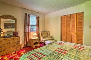 Interior - Pleasant Poconos Retreat - Walk to Locust Lake! (Pocono Lake)