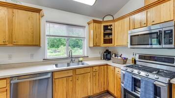 House (3 Bedrooms) | Interior