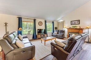 Interior - Palmer Escape w/ Mtn Views: Fishing & Hiking! (Palmer)