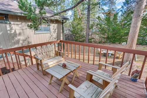 2 Mi to Snow Summit Skiing: Big Bear Cabin w/ Deck